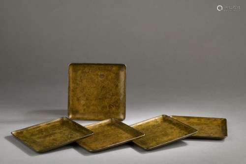 Ensemble de cinq plats en bronze, Japon, fin du XIXe/début d...