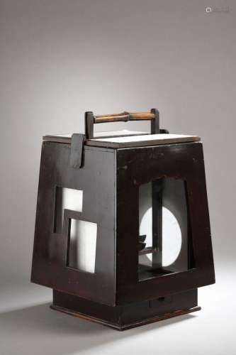 Lampe en bois laqué et papier, Japon, XXe siècle En deux par...