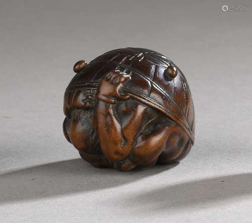 Netsuke en bois représentant un oni caché sous un chapeau, J...