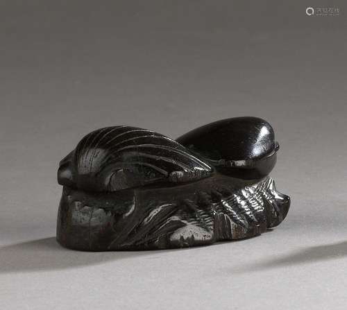 Netsuke en bois sombre représentant trois coquillages, Japon...