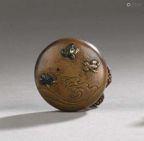 Manju netsuke en cuivre, Japon, XIXe siècle Au décor de vagu...