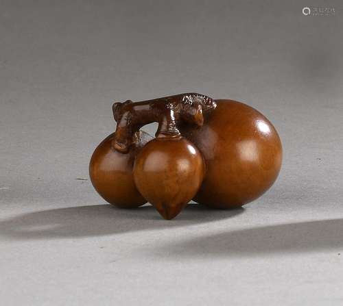 Netsuke en bois représentant trois biwa, Japon, XIXe siècle ...