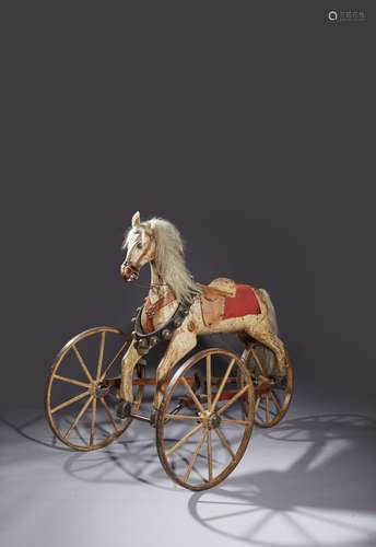 Cheval tricycle à pédales en bois peint et métal ; (acc