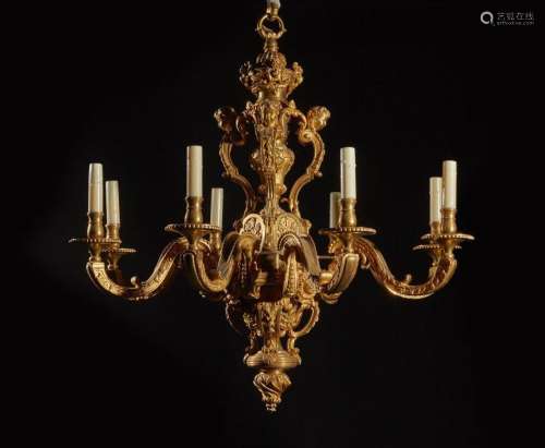 Grand lustre en bronze doré à huit lumières et décor de