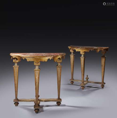 Paire de tables console en bois doré de forme contourné