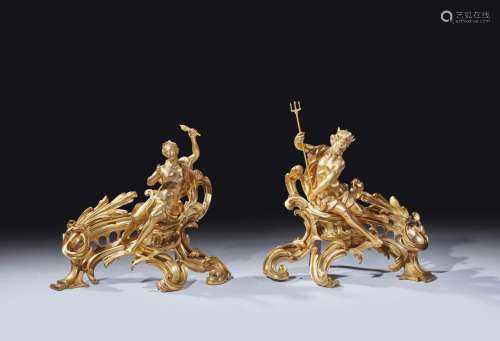 Paire de chenets en bronze doré ornés de figures de Vén