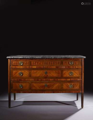 Commode en bois de rose et amarante, ouvrant à trois ti