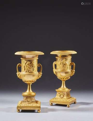 Paire de vases ou cassolettes en bronze doré ornés de p