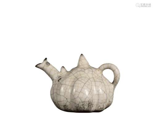 A GE-TYPE WHITE GLAZE TEAPOT-SHAPE WATER DROPPER