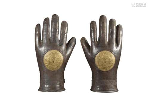 A PAIR OF SILVER GLOVES