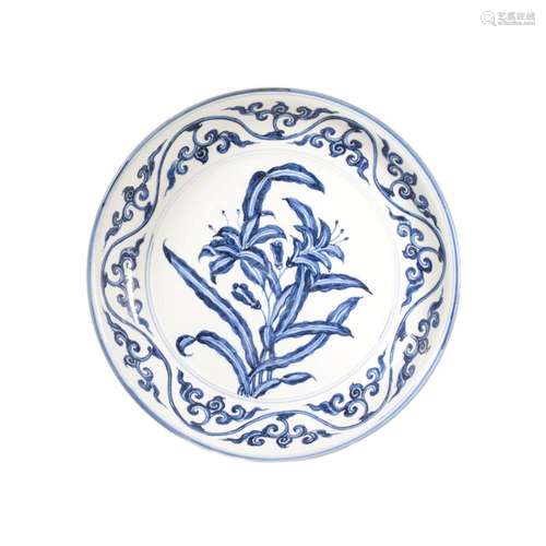 A BLUE AND WHITE FLOWER PLATE