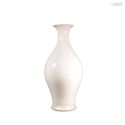 A WHITE GLAZE INCISED YUHUCHUNPING VASE