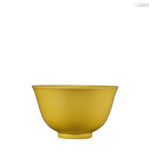 A YELLOW GLAZE PORCELAIN BOWL