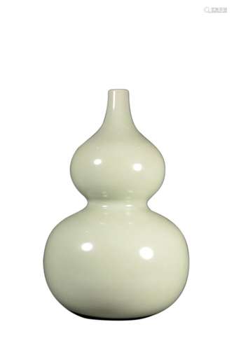 A CELADON GREEN DOUBLE-GOURD FORM VASE