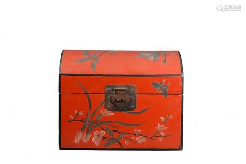 A LACQUER FLOWER BIRD PAINTED JEWELRY BOX