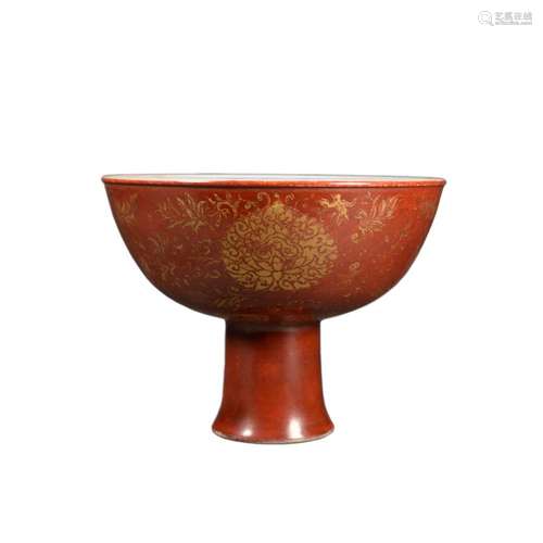 A RED-GROUND AND GILT-DECORATED CHRYSANTHEMUM STEM BOWL