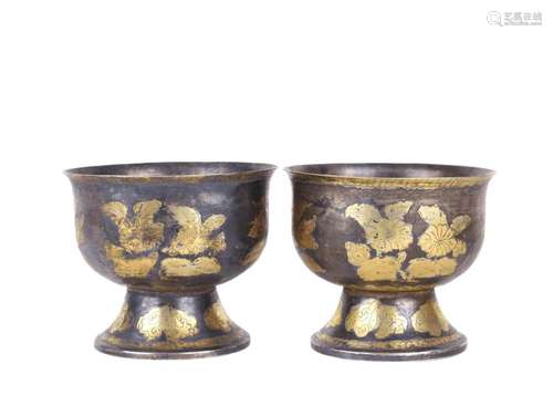 A PAIR OF SILVER GILDING FLOWER CUPS