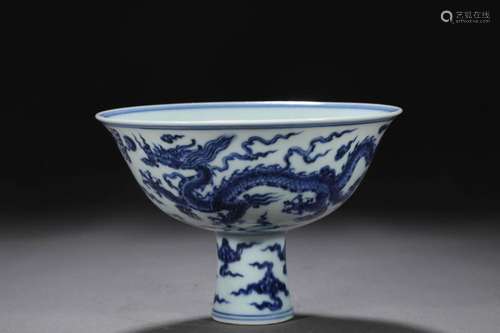 A BLUE AND WHITE DRAGON AND CLOUD STEM CUP