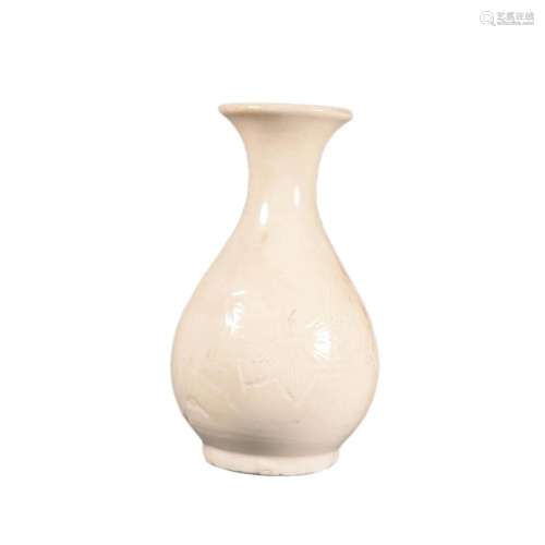 A WHITE GLAZE FLORAL INCISED YUHUCHUNPING VASE