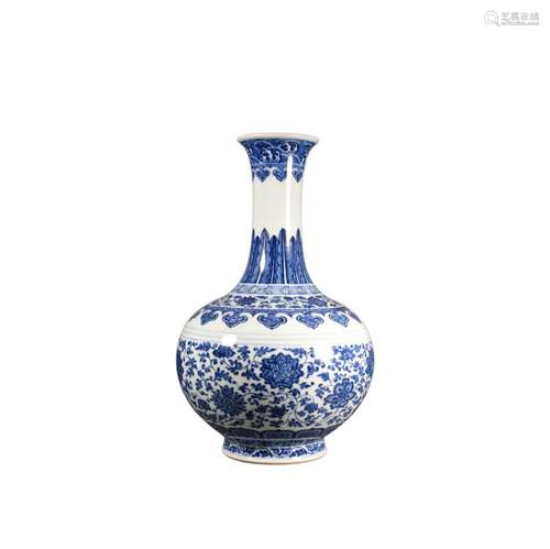 A BLUE AND WHITE INTERLOCKING FLOWER VASE