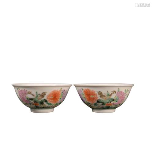 A PAIR OF FAMILLE ROSE FLOWER BOWLS