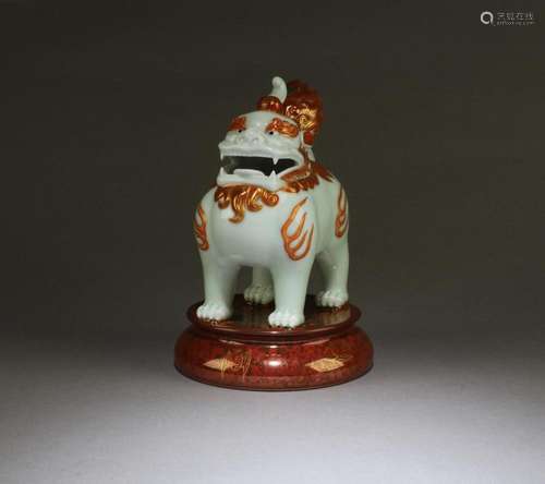 A PORCELAIN MYTHICAL BEAST FIGURINE