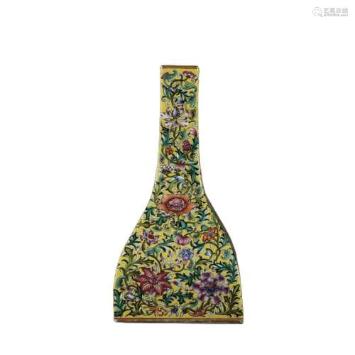 A YELLOW GROUND FAMILLE ROSE FLORAL SQUARE MALLET VASE