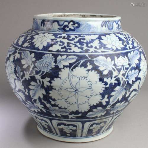 CHINESE BLUE & WHITE PORCELAIN JAR