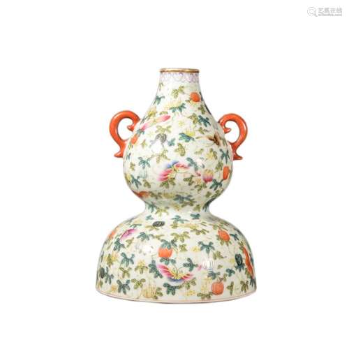 A FAMILLE ROSE INTERLOCKING FOLIATE DOUBLE-GOURD FORM VASE