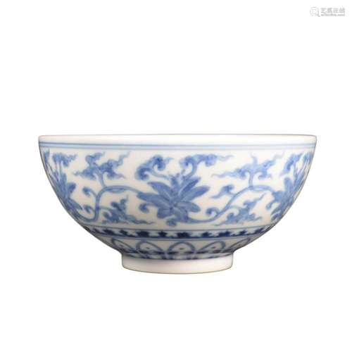 A BLUE AND WHITE INTERLOCKING FLOWER BOWL