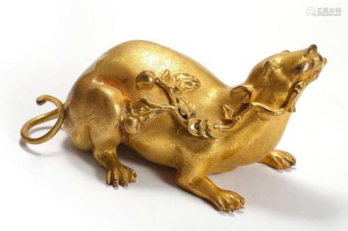 A GILT BRONZE MOUSE ORNAMENT