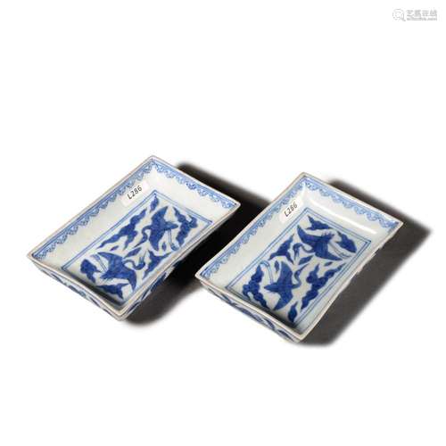 A PAIR OF BLUE AND WHITE CLOUD CRANE PLATES