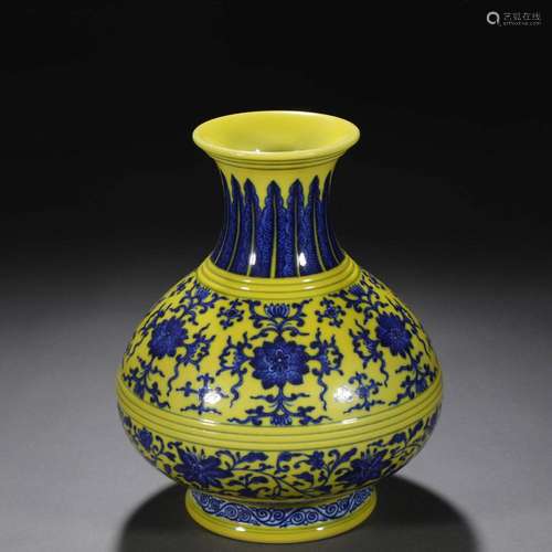 A YELLOW-GROUND AND BLUE GLAZE FLOWER PEAR-SHAPE VASE