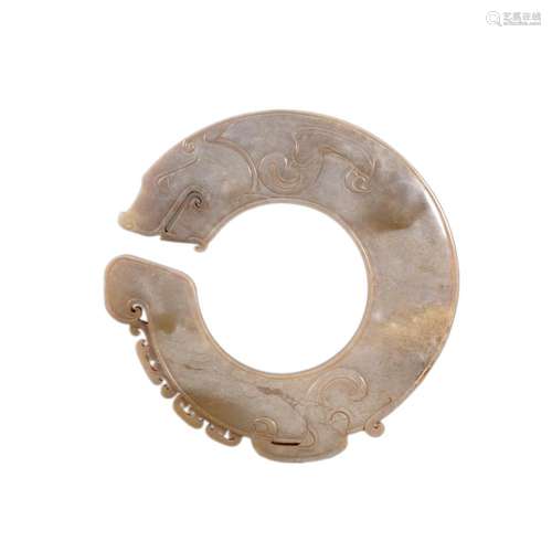 AN ARCHAIC JADE DRAGON JUE ORNAMENT