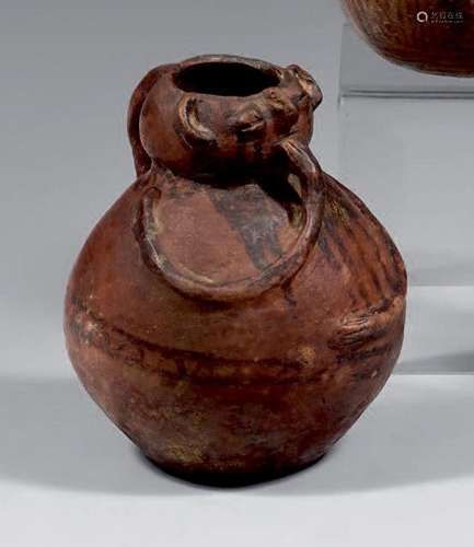 Vase boule orné d'un personnage portant sa main à la bo