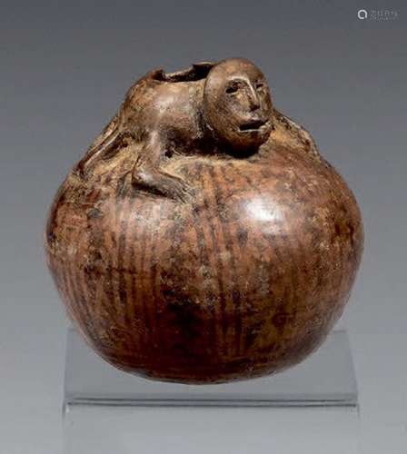 Vase boule orné d'une figure anthropo-zoomorphe.
Terre