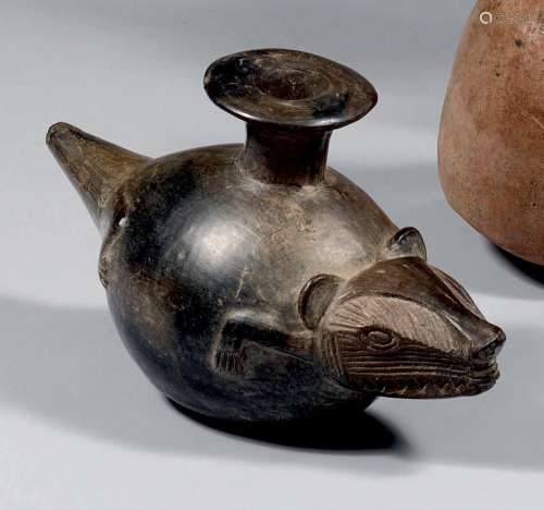 Vase à goulot représentant un animal montrant les dents