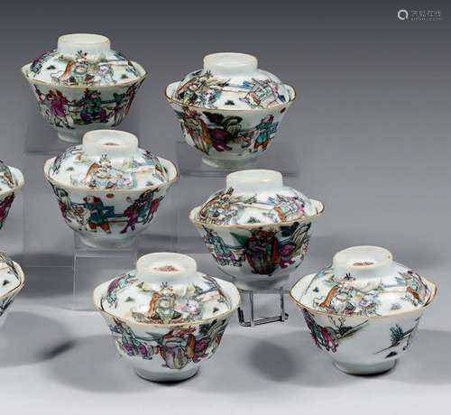 Six coupelles et six couvercles en porcelaine de Chine