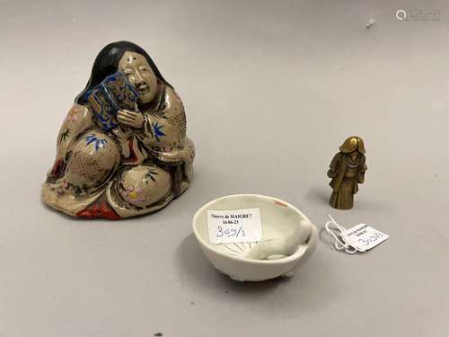 Lot comprenant :
Une statuette en grès polychrome, repr