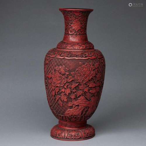 Rotlackvase mit floralem Dekor, China