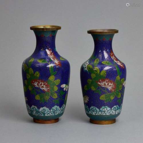 Zwei Cloisonné Vasen mit Blüten, China, erste Hälfte 20. Jah...