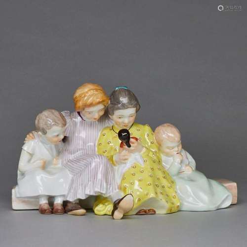 Vier Kinder mit Puppe - Julius Konrad Hentschel. Meissen 199...