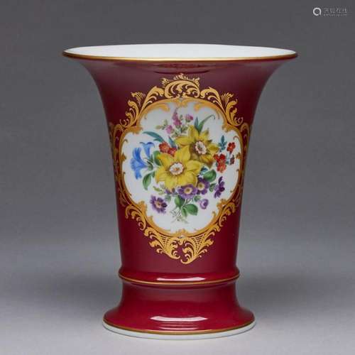 Bechervase - Roter Fond: Blumenbukett. Meissen 1957-1972.