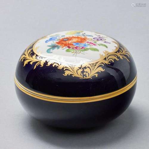 Runde Deckeldose - Blumenbukett. Meissen 1972-1980.