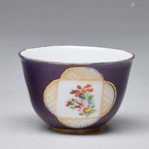 Koppchen - Violetter Fond: Blumen. Meissen 1774-1817.