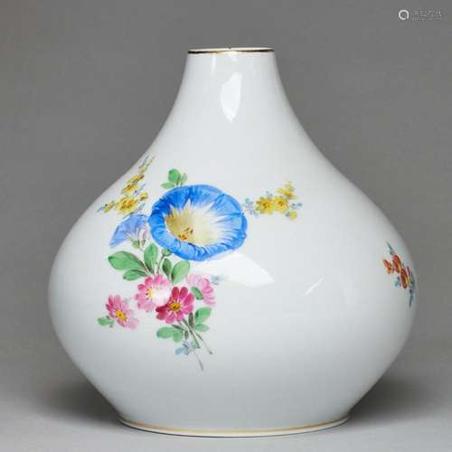 Bauchige Vase - Blume 3: Bandwinde bzw. Federmohn. Meissen 1...