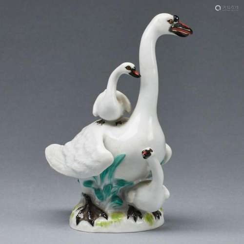 Schwan mit zwei Jungen. Meissen 1970.