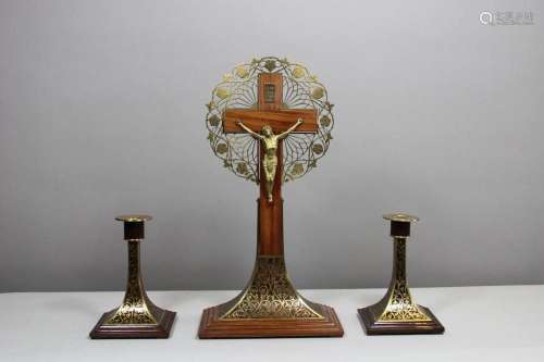 Kruzifix und zwei Leuchter, Holz