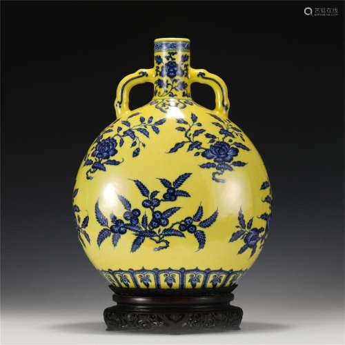 A YELLOW GROUND AND UNDERGLAZE BLUE PORCELAIN MOON FLASK