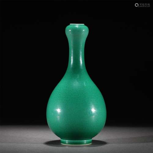 A GREEN GLAZED GARLIC HEAD VASE